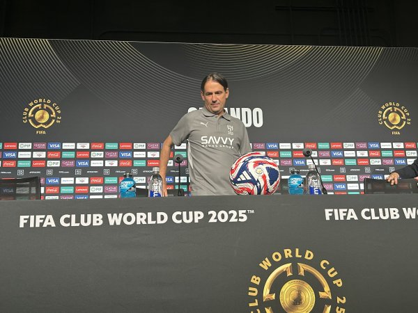 有能！记者：小因扎吉出席新闻发布会时，受到沙特媒体起立鼓掌