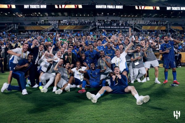 强势出回合曼城！新月晒获胜  大合照：为我们的球队感到自豪🤩💙