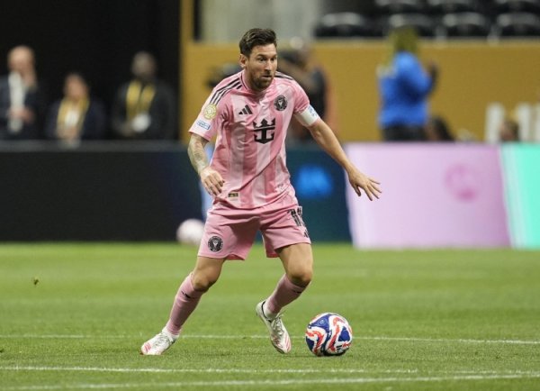 梅西本届世俱杯表现：12脚射球  +6次关键传送球  ，1次定位球直接破门+最佳