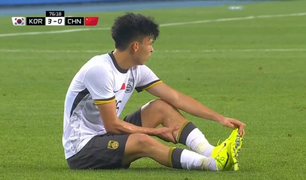 体力见底了！王钰栋直接躺在地上抽筋了，随后被陶强龙换下