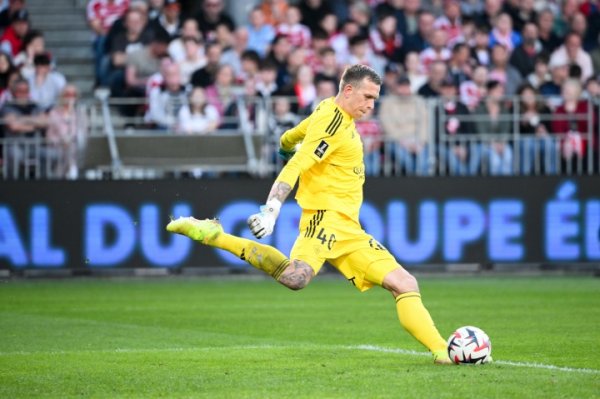 天空体育：维拉接近签下布雷斯特守门员比佐特，将担任球队二号守门员