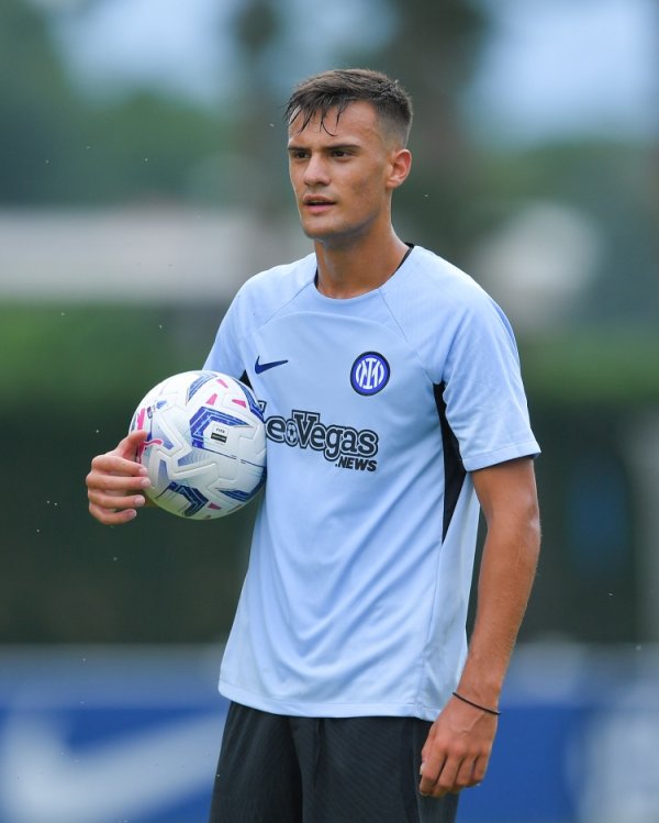 记者：国米与布鲁日谈妥斯坦科维奇1000万欧转会费，附2800万回购