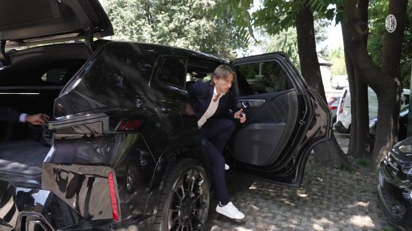 儿毛梦成真😘来看魔笛在米兰的第一天，这身红黑运动活动    服  太帅了😍