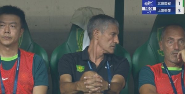 最后时刻再丢一球！塞蒂恩后备  席双手抱膝，与助教沟通