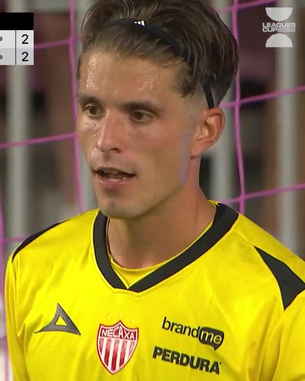 踢到钢板了！对手守门员叫唤阿尔巴玩心理博弈，后者罚进摇手指嘲讽