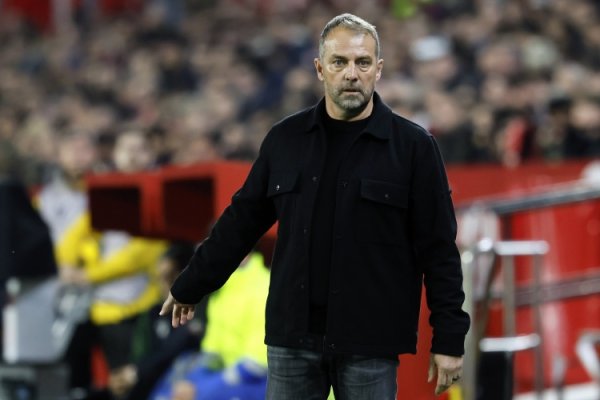 世体：遭遇小意外，巴萨主帅弗里克练习  场上摔倒导致手部负伤