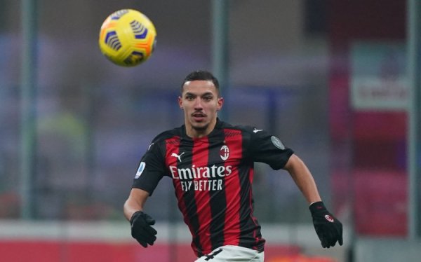 记者：本纳塞尔被米兰放弃，是因为他负伤  过多＋与现有中场球员类似