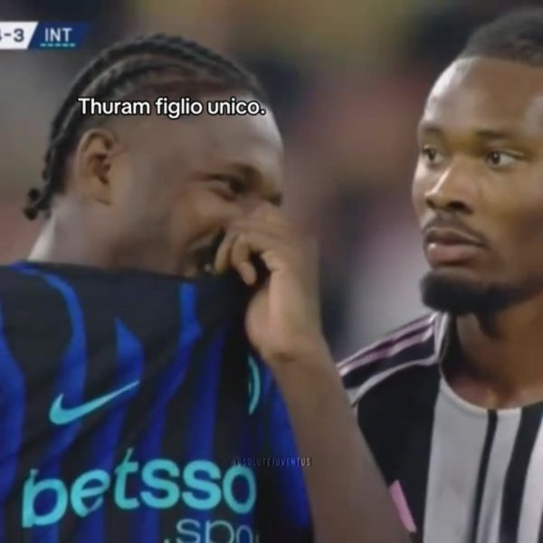 会不会不妥？尤文4-3致胜球  后，图拉姆哥哥笑着和弟弟捂嘴沟通