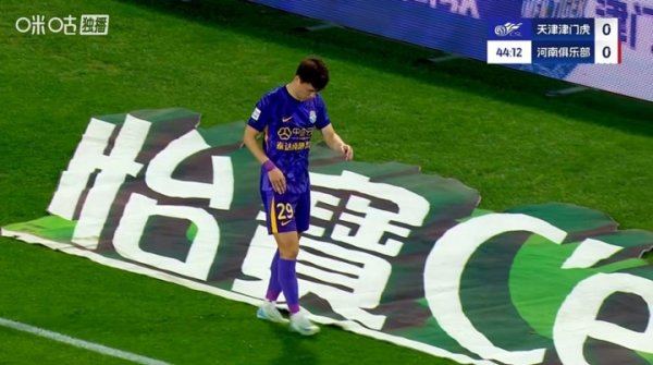 肌肉拉伤  无法坚守  ，巴顿上半场尾声伤退，一瘸一拐走下场