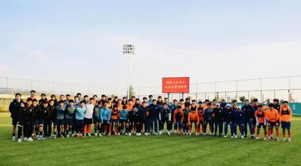 鲁媒：泰安天贶与山东泰山B队赛前热身  ，预祝全运会取得佳绩