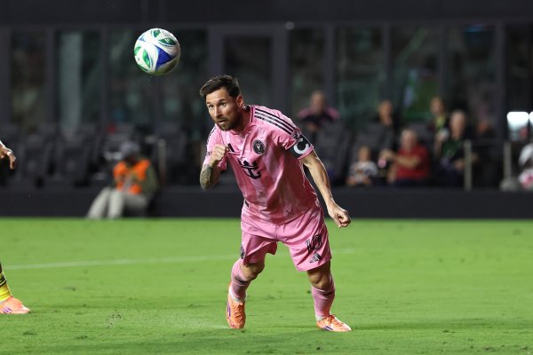 半场-迈阿密暂1-0纳什维尔 梅西鱼跃顶球+生涯890球苏牙助功