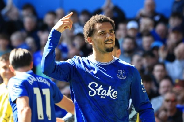 英媒：埃弗顿计划续约25岁前场球员恩迪亚耶，以奖励他的出色表现