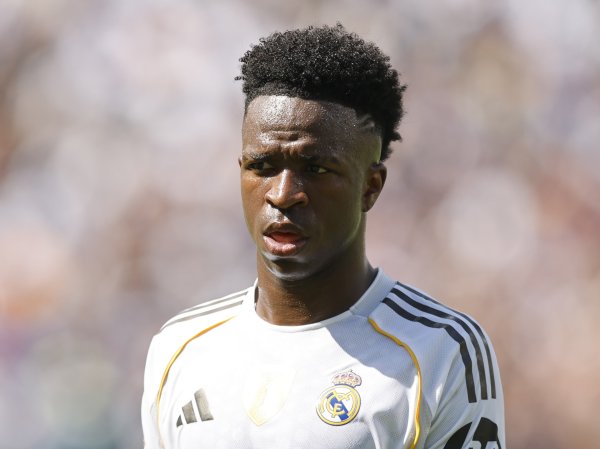 皇击鞠  迷在练习  场外打横幅支持维尼修斯：你非常出色，我们都爱你