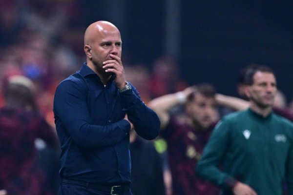 对手球运动  迷嘲讽斯洛特将下课，记者：他面临执教利物浦以来最大考验