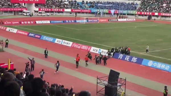 川超暴力事件！9人凉山3-3遭乐山绝平，赛后凉山球员飞踹裁判    😬